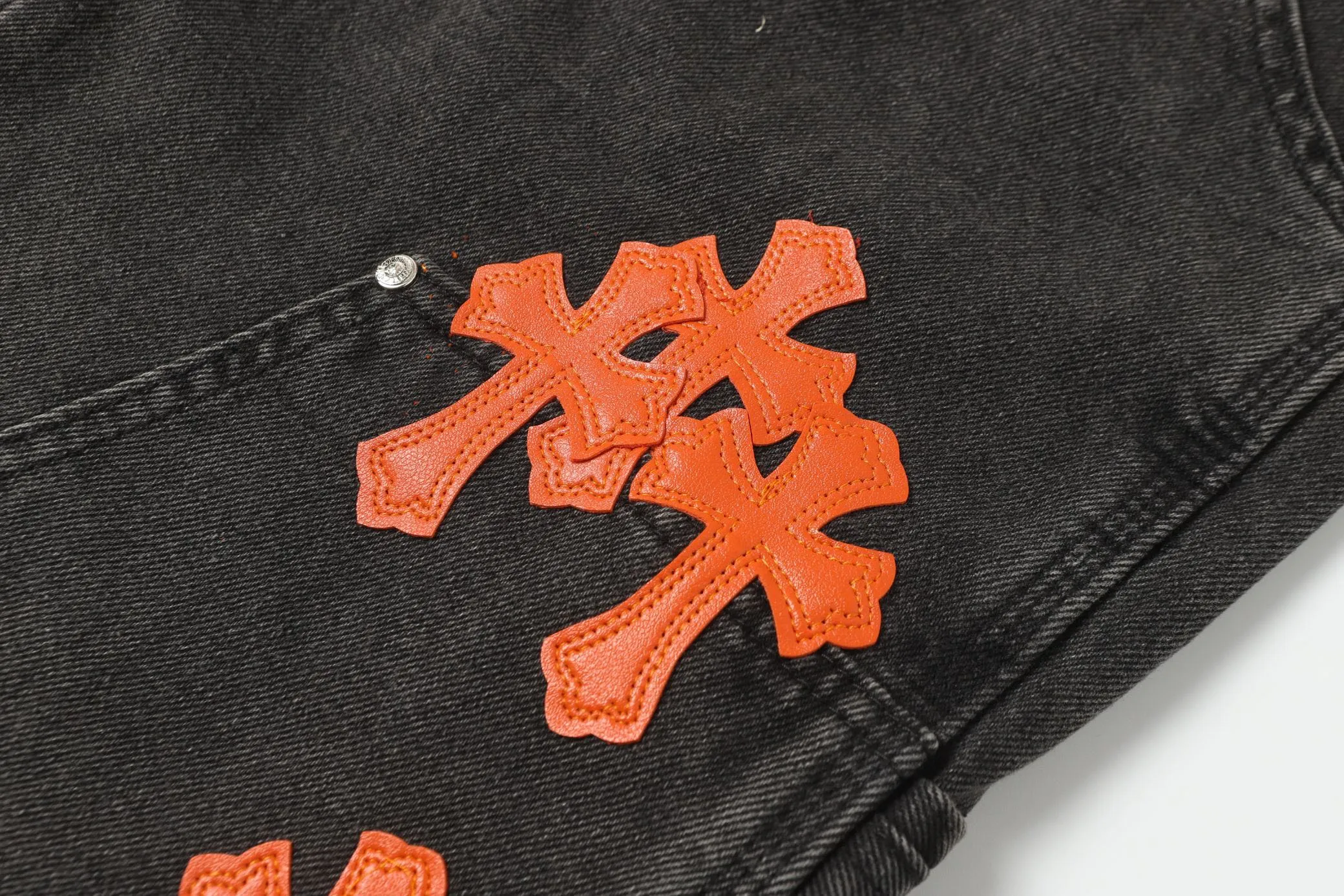 KE9103 #P216 The only correct leather label version on the market Chrome Hearts CH Cross embroidery distressed jeans Top ceiling quality 100% correct version The correct version is here!  Believe me this must be the best quality you will ever come across! ! Excellent value for money! !  Styles with different washes and textures are very friendly to people with thin legs and thick legs. The straight version is very flattering to the shape of the legs. The moderate length is timeless and easy to match. It is the basis of various styles and a must-have in the wardrobe! ! Add a little stacking to easily control the clean fit trend that has exploded this year. The fabric is stiff but also makes the upper body soft without losing texture. The sides and cuffs of some styles have a bone-wash effect. The vintage flavor pops up all at once. It’s really hard not to love it! ✅Correctly customize the Croxin metal leather label on the back panel. It is not sold directly with the cross on the finished jeans. 1:1 copying strives for excellence and the details are perfectly grasped. ✅The cross leather label is clear and smooth. Exquisite turning top craftsmanship. ✅Buttons, zippers and hardware are all customized versions of the Croxin LOGO. ✅High-cost washing process. Size: 28 30 32 34 36 (5 sizes)